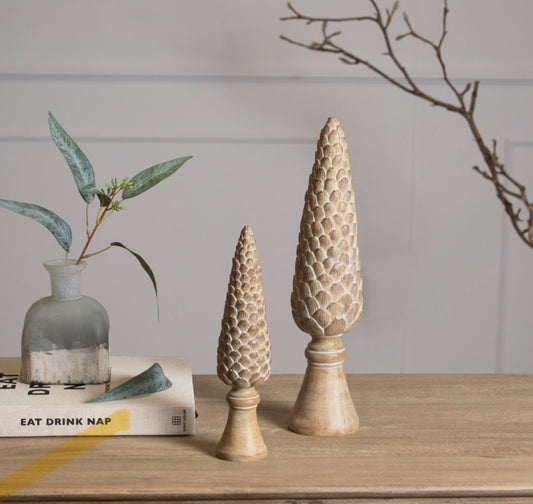 Pine cone sculpture on a base, made of resin, beige wood effect. Measures 26cm in height by 6cm width and depth.